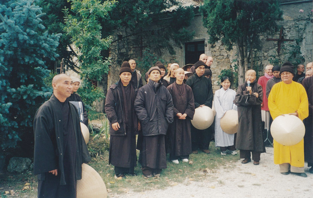 Sáng thiền ca tại Làng Mai