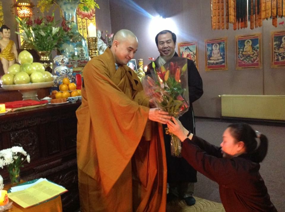 Phật tử dâng hoa chúc xuân đến Thầy