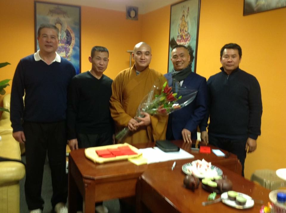 Thầy Lệ Đan chụp ảnh lưu niệm cùng anh Tổng Giám đốc và Chi Hội Người Việt Nam tạo TP. Cheb