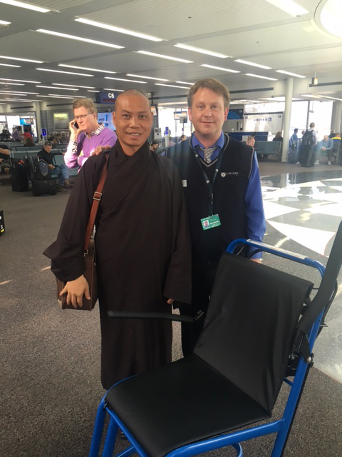 Ông Gary ảnh chụp tại sân bay Chicago