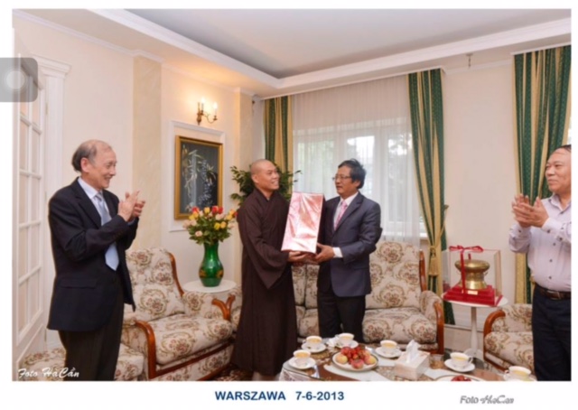 Ông Nguyễn Hoằng Đại sứ Việt Nam tại Ba Lan tặng quà Thầy Trụ trì chùa Nhân Hoà