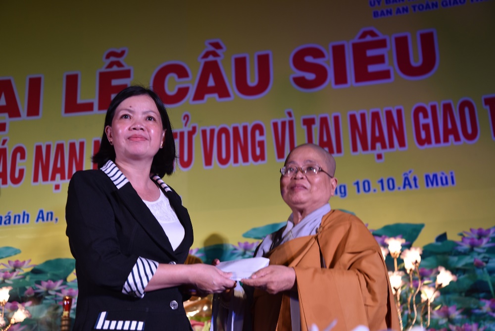 Ban Trị sư Giáo hội Quận tặng quà Ni sư Như Hà đại diện trao