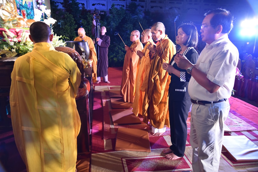 Dâng hương cầu nguyện