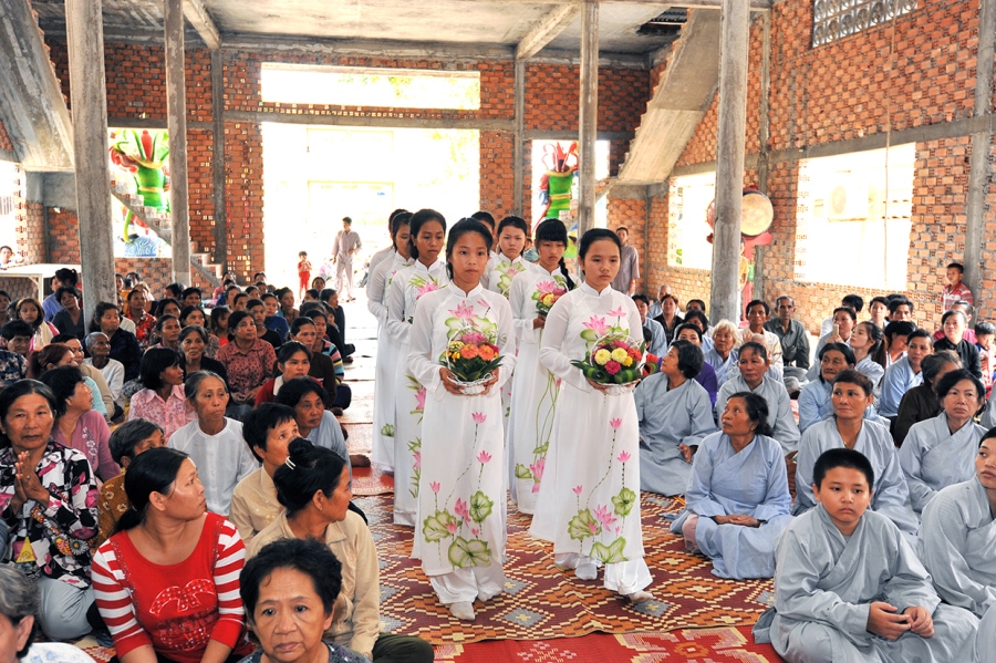 Dâng hoa trước giờ pháp thoại tại chùa Phước Thiên