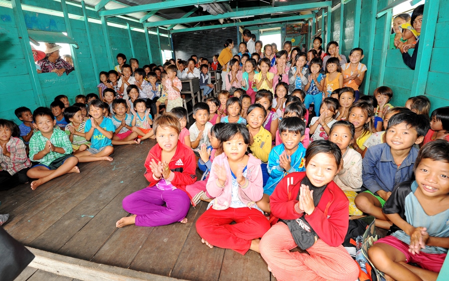 Thiếu nhi đến nhận quà tại Tịnh thất Thiên Phước