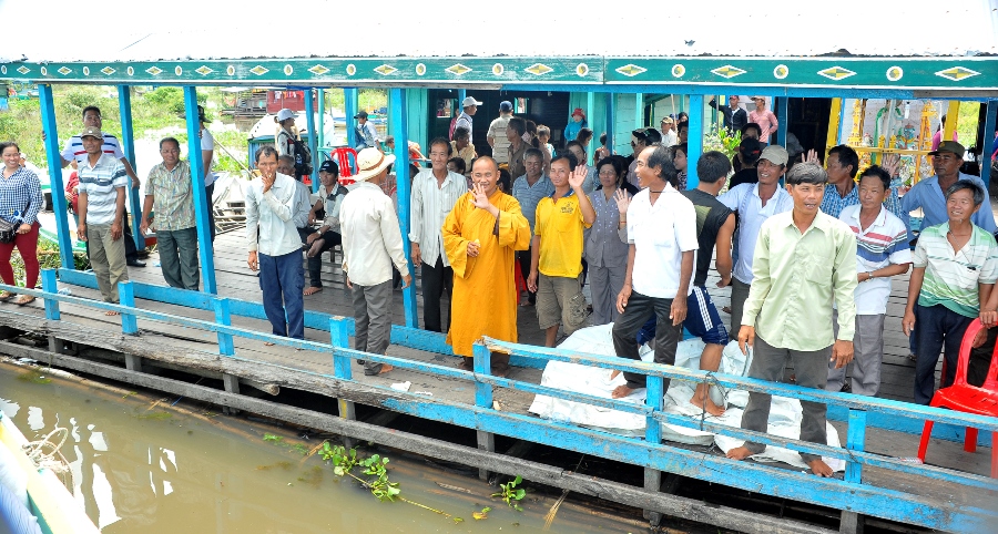 Thầy Trụ trì và Phật tử TỊnh thất Thiên Phước -Pursat tiễn đoàn