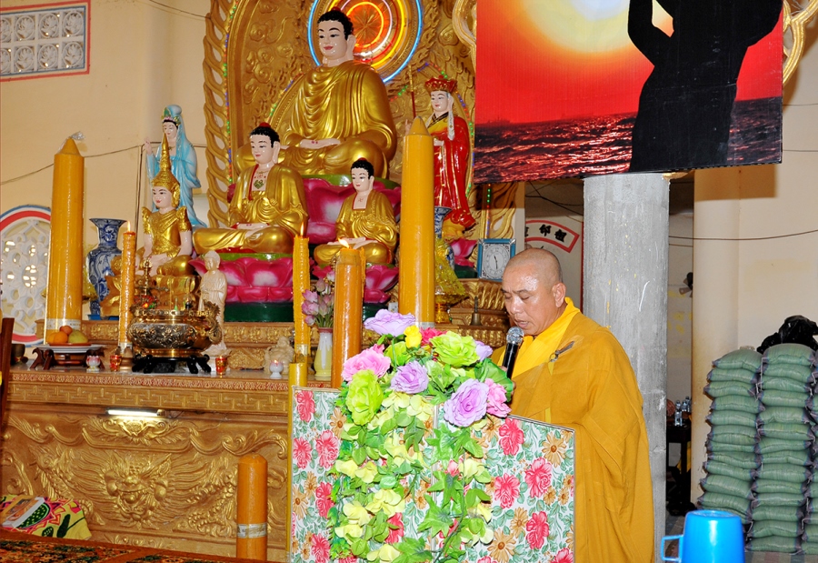 Đ Đ Thích Đức Ấn Trụ trì Chùa Phước Thiên phát biểu chào mừng đoàn