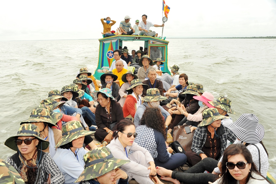 Đoàn lênh đênh tren những chiếc xuồng hơn hai giờ đồng hồ để đến địa điểm phát quà ở Pursat