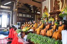 Hai đôi bạn trẻ về tu viện Khánh An tổ chức lễ hằng thuận