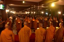 Lắng đọng lễ thắp nến hướng về đồng bào miền Trung