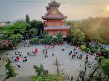 Không khí vui tươi bà con và Phật tử trở về tu viện du xuân, lễ Phật đầu năm mới. 