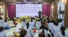 Đại chúng tham dự khoá tu Sống Tỉnh Thức lần thứ 81 được hướng dẫn tập hát ca khúc "Mừng Phật Đản Sanh"