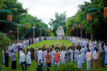 Ngồi thiền và thiền hành trong khóa tu Sống Tỉnh Thức lần thứ 83