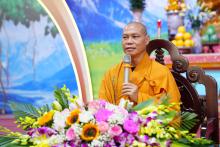 Thầy Trí Chơn giảng pháp trong khóa tu "Ngày tu an lạc" tại chùa Bằng