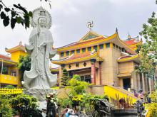 Ngày vía Bồ Tát Quán Thế Âm: 'Biết lắng nghe cho đời bớt khổ, mỉm cười với khen chê'