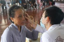 Tiếng nói thay ánh nhìn