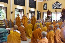 Tăng thân Tu viện Khánh An cúng dường trường hạ