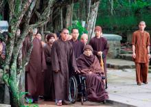 Thiền sư Thích Nhất Hạnh thiền hành cùng phật tử