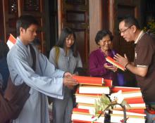 Ngồi Giữa Gió Xuân