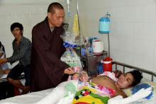 Tăng Thân Và Phật Tử Tu Viện Khánh An Tặng Quà Đến Các Bệnh Viện.