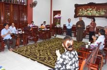 Khách quí đến chúc tết thầy Trí Chơn