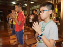 Những tu sinh nhí trong vườn Thiền