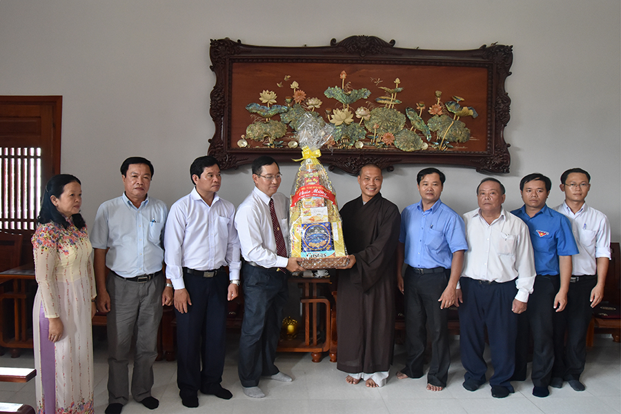 Đảng bộ, Chính quyền, MTTQ Quận 12 và Phường An Phú Đông chúc mừng Phật đản PL. 2559 Tu viện Khánh An.